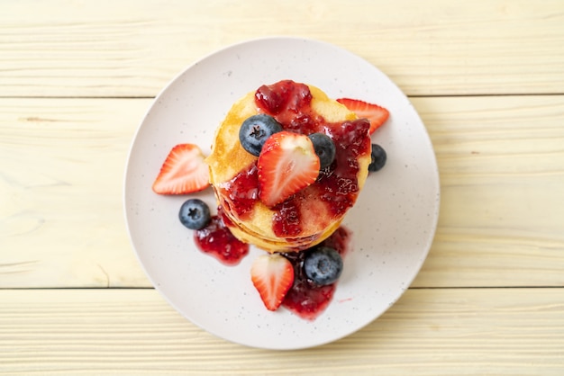 panqueque con fresas y arándanos