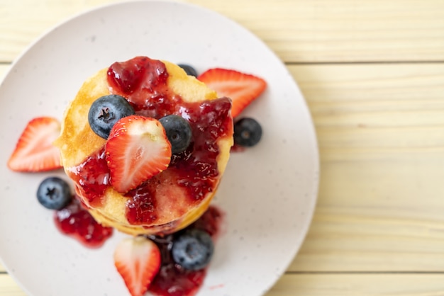 panqueque con fresas y arándanos