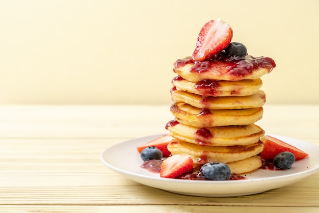 panqueque con fresas y arándanos