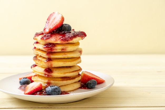 panqueque con fresas y arándanos