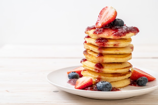 panqueque con fresas y arándanos