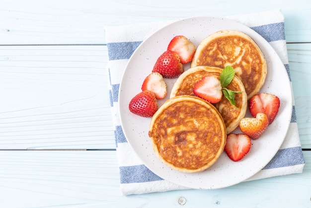 panqueque con fresas frescas