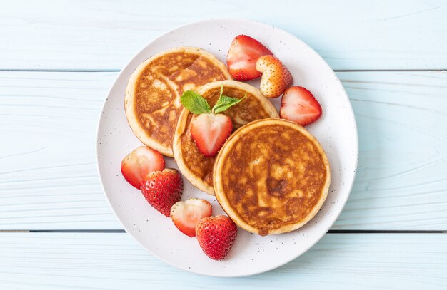 panqueque con fresas frescas