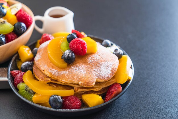 panqueque con frutas mixtas