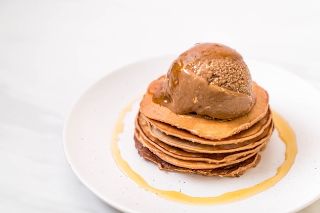 panqueque con helado de chocolate