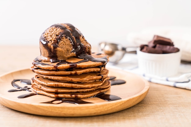 panqueque con helado de chocolate