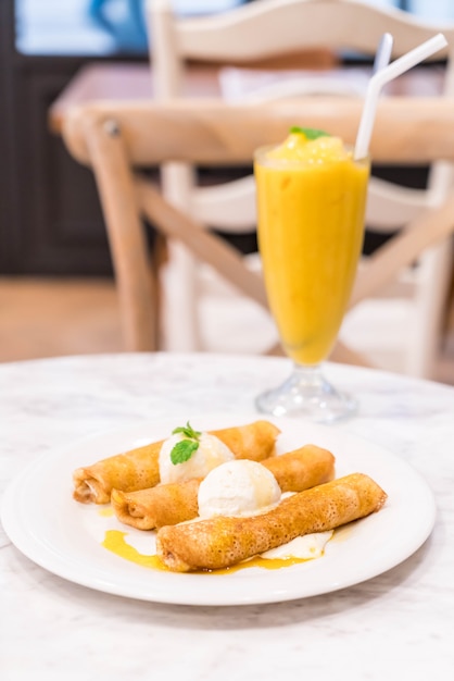 panqueque con helado de vainilla