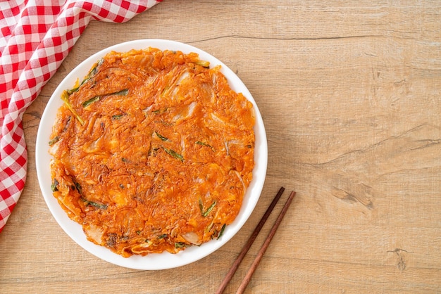 Panqueque de kimchi coreano o kimchijeon - huevo frito, kimchi y harina - estilo de comida coreana