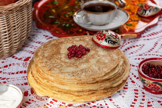 Panqueque ruso blini con bayas y crema agria en la mesa shrovetide maslenitsa festival concep