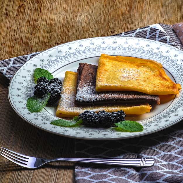 Panqueque sabroso dulce, panqueque casero con chocolate. Comida sana y sabrosa con zarzamora y menta.