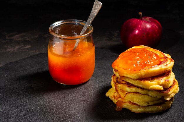 Panqueque sabroso dulce, panqueque casero con mermelada de manzana. Comida sana y sabrosa.