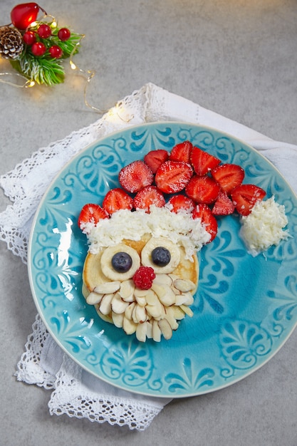 Panqueque de santa con fresa para desayuno infantil