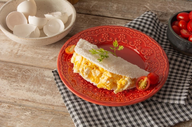 Foto panqueque de tapioca con huevos comida de mandioca brasileña en vista delantera