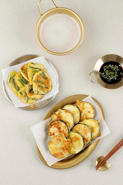 Panqueque de verduras tradicional coreano Hobak Jeon y Pajeon servido con Makgeolli