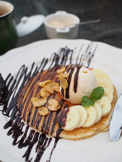 panqueques en almíbar de miel y helado