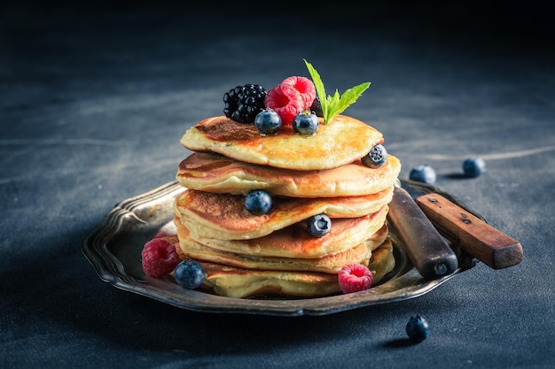 Panqueques americanos caseros con arándanos y frambuesas