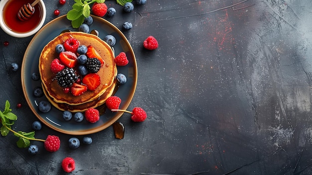 Panqueques americanos clásicos caseros con bayas frescas y miel de azúcar oscuro