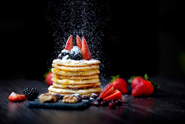 Panqueques americanos, panqueques con almíbar, postre dulce, azúcar y fresas