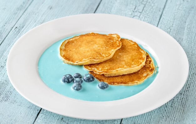 Panqueques con arándanos frescos y salsa de crema