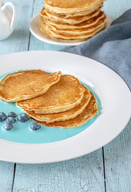 Foto panqueques con arándanos frescos y salsa de crema