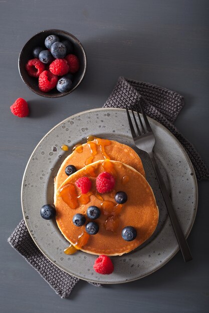 Panqueques con arándanos, miel de frambuesa y mermelada para el desayuno