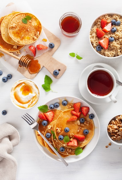 Panqueques con arándanos, miel de fresa y quinua para el desayuno