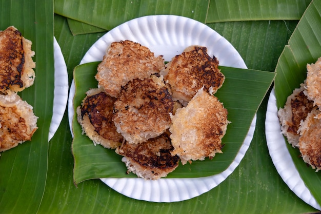 Panqueques de arroz con coco, pudín de coco es un postre tradicional tailandés o una especie de carne dulce hecha de harina de arroz y leche de coco en el mercado de alimentos de la calle en Tailandia