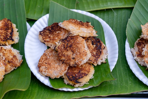 Panqueques de arroz con coco, pudín de coco es un postre tradicional tailandés o una especie de carne dulce hecha de harina de arroz y leche de coco en el mercado de comida callejera en Tailandia, de cerca