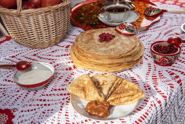 Panqueques con bayas y crema agria en la mesa concepto de festival shrovetide maslenitsa