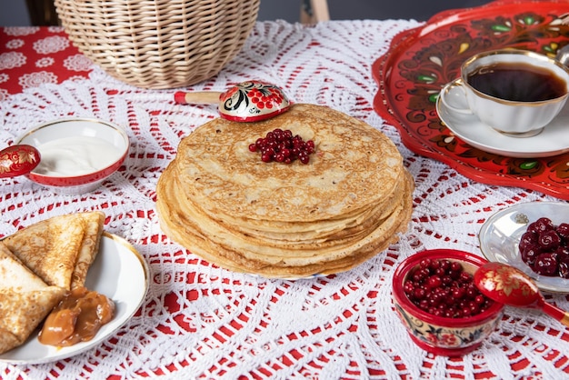 Panqueques con bayas y crema agria en la mesa concepto de festival shrovetide maslenitsa