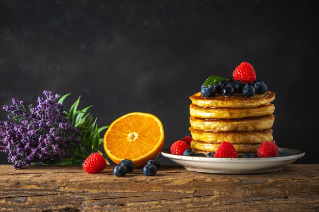 Panqueques con bayas frescas y naranja