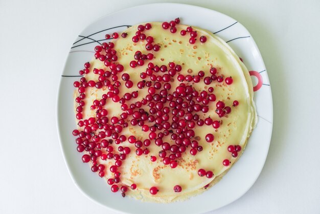 Panqueques con bayas de grosella roja