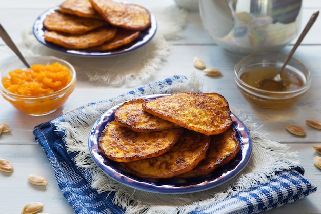 Panqueques de calabaza con miel y té