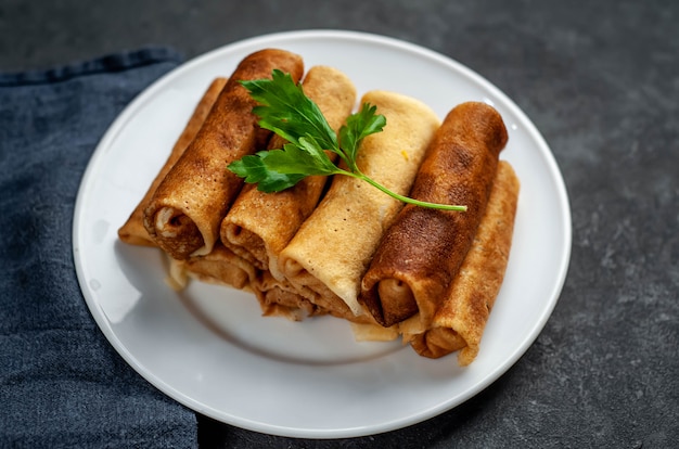 Panqueques con carne en un plato blanco