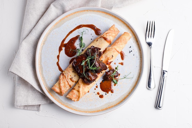 Panqueques con carne tortitas con carne de res sobre un fondo blanco Cocina rusa