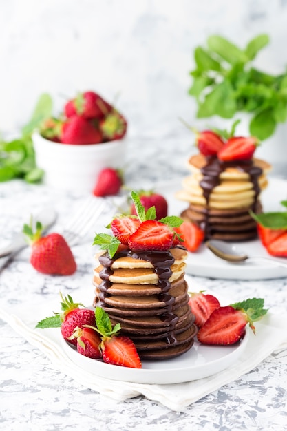 Panqueques caseros con cobertura de chocolate y fresas