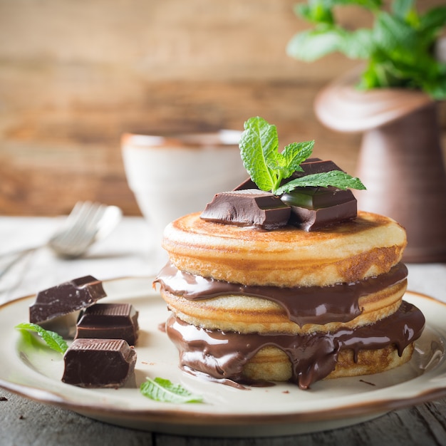 Panqueques caseros con crema de chocolate.