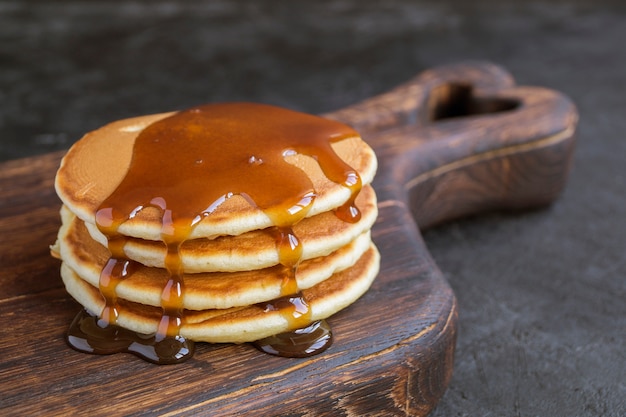 Panqueques caseros con jarabe de caramelo.