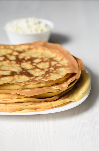 Panqueques caseros en un plato blanco con requesón