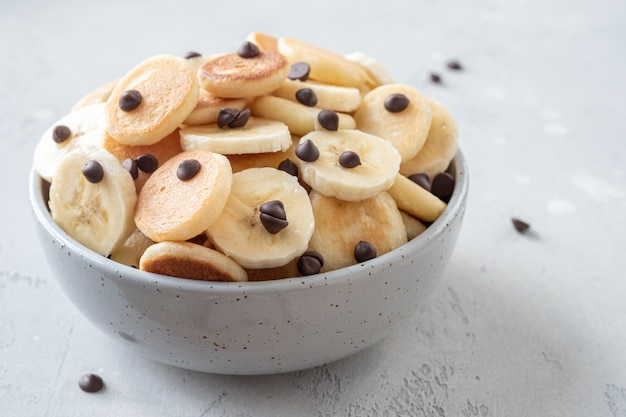 Panqueques de cereales en un tazón con plátano