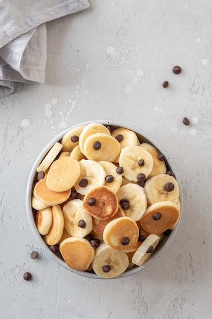 Panqueques de cereales en un tazón con plátano