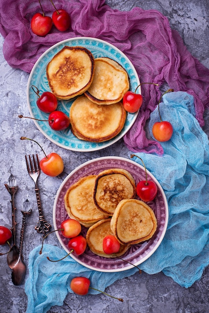 Panqueques con cereza. Enfoque selectivo