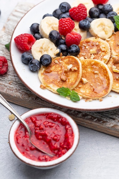 Panqueques cetogénicos hechos de harina dietética o harina de almendras, servidos con bayas.