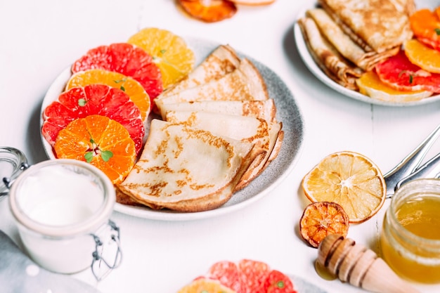 Foto panqueques con cítricos en un plato