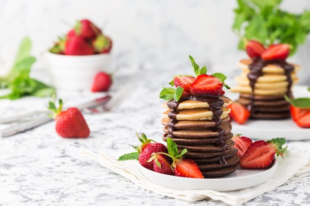 Panqueques con cobertura de chocolate y fresas, copyspace