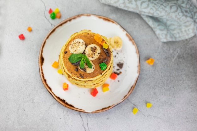 panqueques de comida horneada lotes exuberantes con chocolate de plátano y fruta confitada