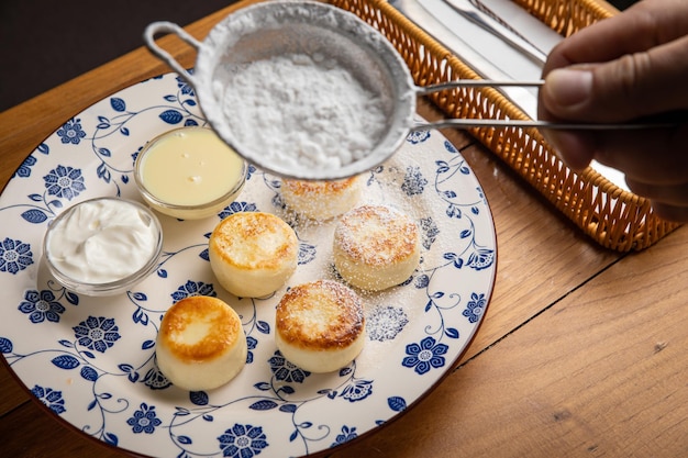 panqueques con crema agria y queso en un plato