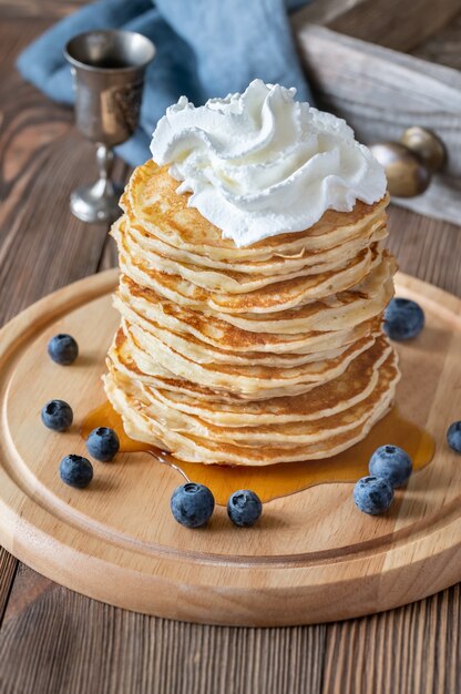 Panqueques con crema batida y arándanos frescos