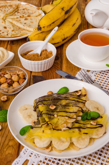 panqueques con crema de chocolate, plátanos y avellanas