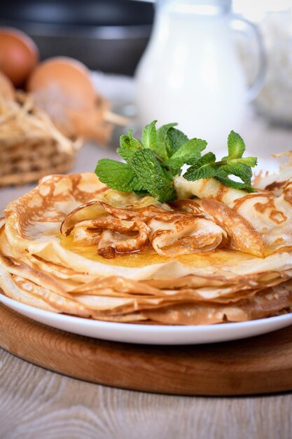 Foto panqueques de crepe hechos en casa con miel